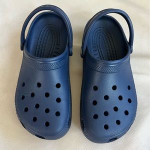 Navy blue crocs (size 7 in men) (size 9 in women)